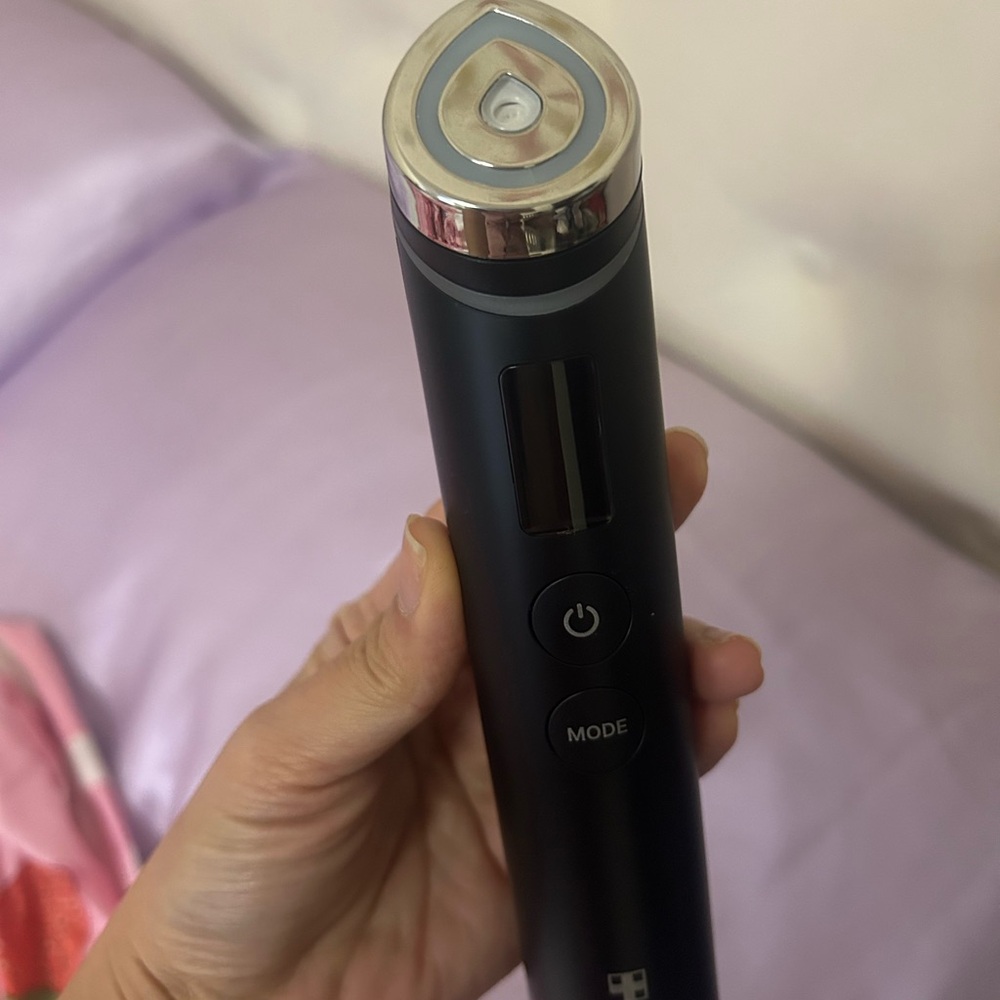 Black Facial Massager with Silver Accents (Medicube) Age-R booster pro
